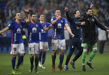 Alegría de los jugadores del Oviedo al final del partido
