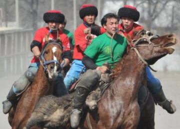 Es un deporte tradicional de Kirguistán en el que los jugadores montados a caballo se lanzan una piel de oveja.