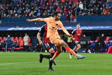 El Atlético de Madrid da el golpe en El Sadar. Balón largo buenísimo de De Paul, visualizando el gran desmarque de Saúl al espacio. No falló en el mano a mano, completamente solo ante Aitor Fernández, con un disparo con su pierna derecha.