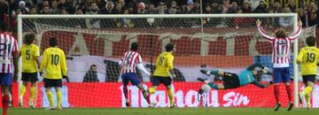 El jugador del Atl¨¦tico de Madrid Simao marca de falta el 2-0 al Barcelona.