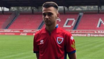 Fran Villalba posa con la camiseta del CD Numancia.