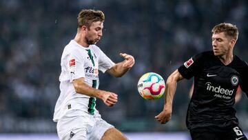 MOENCHENGLADBACH, GERMANY - OCTOBER 22: Christoph Kramer of Borussia Moenchengladbach and Kristijan Jakic of Frankfurt in action during the Bundesliga match between Borussia Moenchengladbach and SG Eintracht Frankfurt at Borussia-Park on October 22, 2022 in Moenchengladbach, Germany. (Photo by Christian Verheyen/Borussia Moenchengladbach via Getty Images)