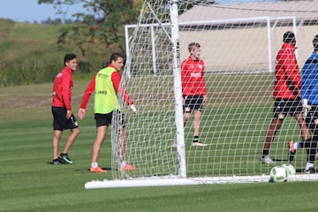 El Bayer Leverkusen entrena en el campo deportivo del Omni Resort. 