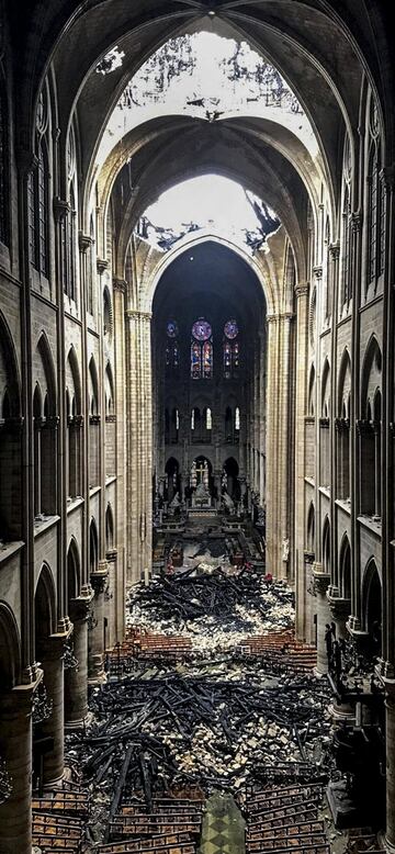 Interior de la Catedral de Notre Dame de París tras el incendio que empezó en la tarde del lunes 15 de abril de 2019.