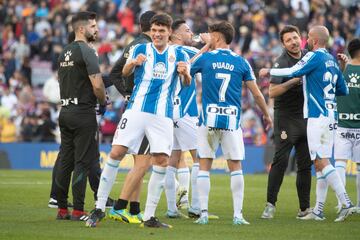 Simo y los jugadores de la primera plantilla del Espanyol celebran el empate.