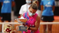 Simona Halep posa con el trofeo de campeona del Internazionali BNL d&#039;Italia en el Foro Italico de Roma.