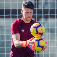 Unai Simón hace guantes en Lezama