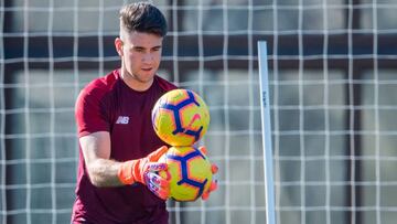 Unai Sim¨®n hace guantes en Lezama