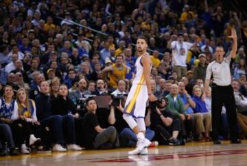 Stephen Curry después de su triple desde el centro del campo.