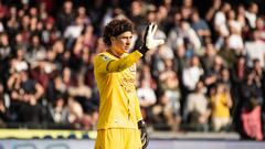 SALERNO, ITALY - JANUARY 04: Guillermo Ochoa of US Salernitana gestures during the Serie A match between Salernitana and AC MIlan at Stadio Arechi on January 04, 2023 in Salerno, Italy. (Photo by Ivan Romano/Getty Images)