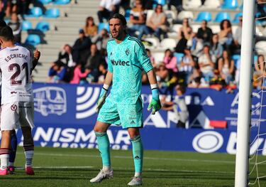 La Ponferradina consumó su descenso a Segunda, pero Miguel San Román se desquitó con unos 15 minutos finales de ensueño. El canterano del Atlético de Madrid completó seis paradas en ese periodo, tirando de repertorio de reflejos. Nos quedamos con una doble intervención a disparos de Jovanny Bolívar. 
