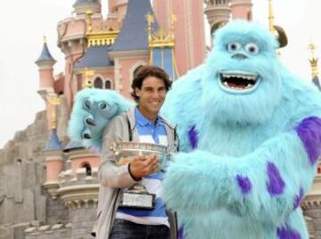 El tenista español Rafael Nadal, en las instalaciones de Eurodisney en París, donde hoy acudió para celebrar su octavo triunfo en el torneo de Roland Garrós tras derrotar ayer en la final a David Ferrer