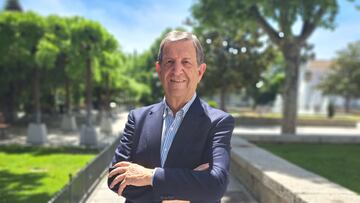 Luis Partida Brunete frente al ayuntamiento de Villanueva de la Ca?ada.