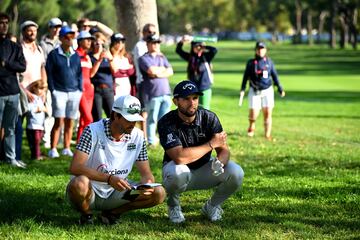 El golfista español Adri Arnaus alinea un tiro en el hoyo 14.