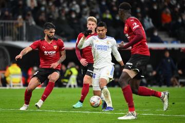 Casemiro, en el momento de ser derribado por Alderete. Hernández Hernández vio penalti.