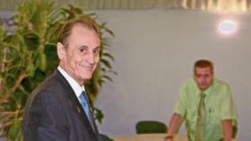 <b>SONRIENTE. </b>Manuel Ruiz de Lopera atendió a los medios ayer en la puerta de su domicilio.