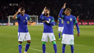 Paris (France), 27/09/2022.- Neymar (C) of Brazil celebrates with teammates after scoring the 3-1 lead from the penalty spot during the International Friendly soccer match between Brazil and Tunisia in Paris, France, 27 September 2022. (Futbol, Amistoso, Brasil, Francia, Túnez, Túnez) EFE/EPA/MOHAMMED BADRA
