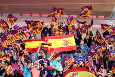 Banderas de España y esteladas conviven entre la afición culé