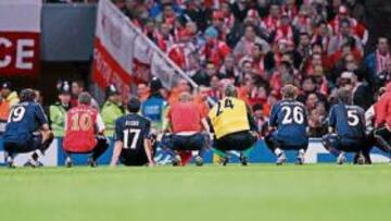 <b>GESTO INSÓLITO. </b>Los jugadores del Slavia se pusieron de cuclillas para mostrar su arrepentimiento.