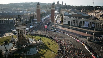 Vista alzada de la salida de la competicion en plaza espana.
 41 edicion de la Maraton de Barcelona.