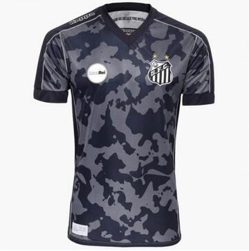 Es el tercer jersey del 2017-2018.
La impresión de camuflaje gris es lo que la coloca dentro de la lista. 