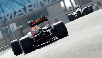 Red Bull y Ferrari durante los test de Pirelli en Abu Dhabi.