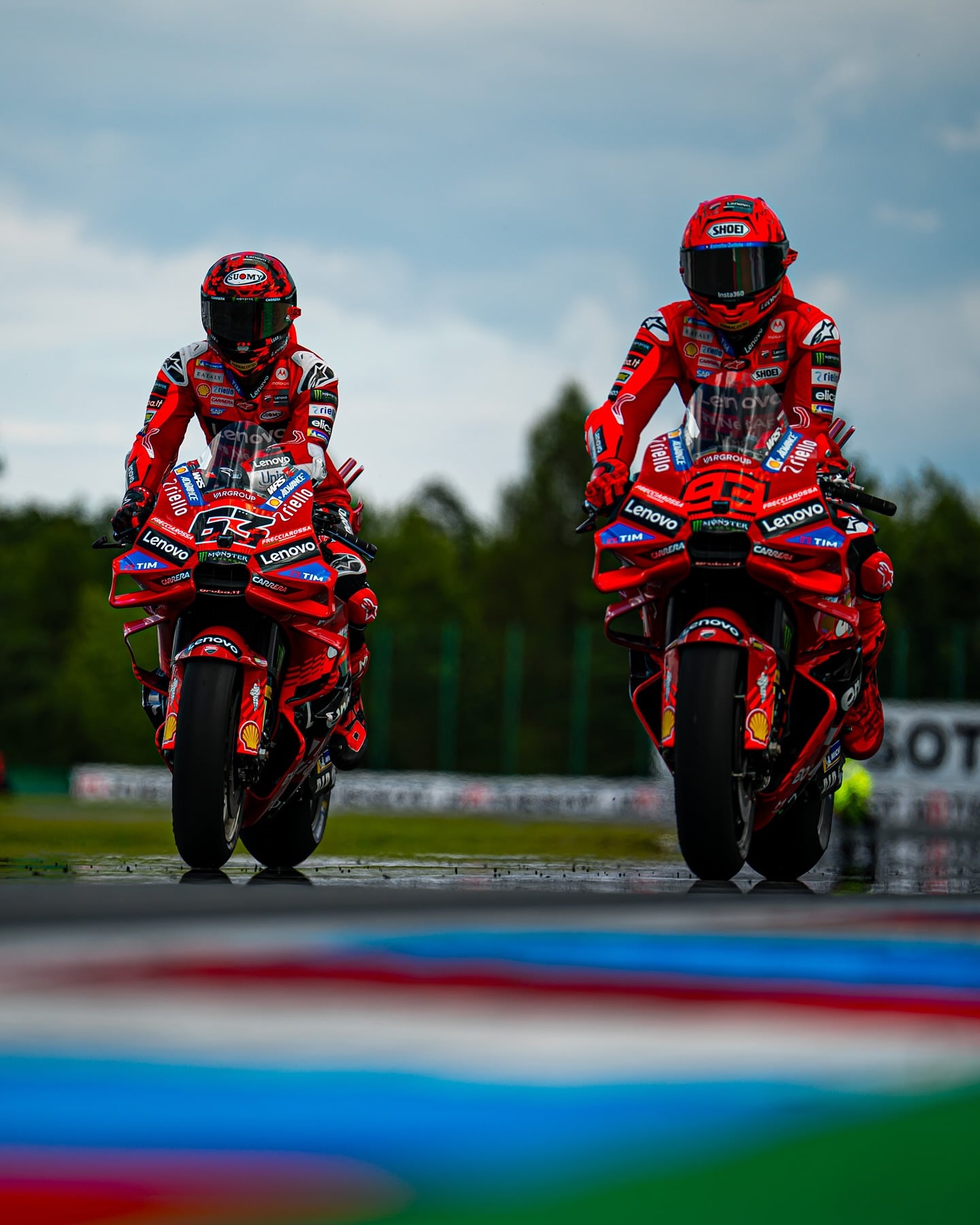 Marc Márquez y Pecco Bagnaia con la Ducati de MotoGP.