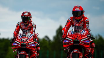 Marc Márquez y Pecco Bagnaia con la Ducati de MotoGP.
