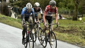 Wout Van Aert rueda junto a Tiesj Benoot y Romain Bardet durante la pasada Strade Bianche.