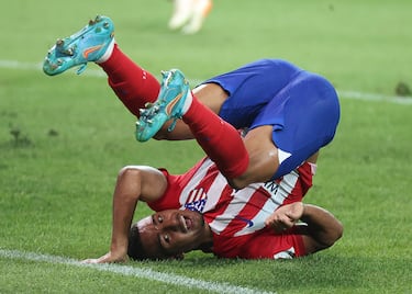 El jugador del Atlético de Madrid nacido en Santo André, Samuel Lino, se revuelca en el césped del Seoul World Cup Stadium.