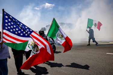 La bandera híbrida 'México-Estados Unidos' suele ser un símbolo de la comunidad mexico-americana. Un artilugio común en partidos de 'El Tri' en la Unión Americana, también ha aparecido recurrentemente en los enfrentamientos callejeros entre la comunidad inmigrante angelina y las fuerzas del orden.