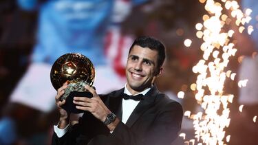 Rodrigo alza su Balón de Oro en París.