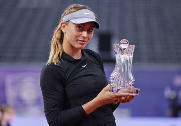 Con apenas dos meses de diferencia, de mayo a julio, el tenis español vivió dos hitos importantes en la todavía prometedora trayectoria deportiva de Paula Badosa y Carlos Alcaraz. Ambos consiguieron el primer título de sus respectivas carreras, un éxito siempre inolvidable. La catalana alzó los brazos en el WTA 250 de Belgrado ante Konjuh como las grandes, sin perder ni un solo set en todo el torneo. Algo más sudó Alcaraz en su travesía por Umag (Croacia), donde batió a experimentados rivales como Pouille, Krajinovic o Ramos para verse en la final con otro veterano de la talla de Gasquet. Ahí no hubo color (doble 6-2 para el español) y Charly se convirtió en el campeón más joven de la ATP desde Nadal en 2004.