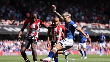 Soccer Football - Premier League - Ipswich Town v Brentford - Portman Road, Ipswich, Britain - May 10, 2025 Brentford's Michael Kayode and Bryan Mbeumo in action with Ipswich Town's Julio Enciso REUTERS/David Klein EDITORIAL USE ONLY. NO USE WITH UNAUTHORIZED AUDIO, VIDEO, DATA, FIXTURE LISTS, CLUB/LEAGUE LOGOS OR 'LIVE' SERVICES. ONLINE IN-MATCH USE LIMITED TO 120 IMAGES, NO VIDEO EMULATION. NO USE IN BETTING, GAMES OR SINGLE CLUB/LEAGUE/PLAYER PUBLICATIONS. PLEASE CONTACT YOUR ACCOUNT REPRESENTATIVE FOR FURTHER DETAILS..