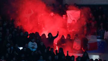 SAN SEBASTIÁN, 08/11/2023.- Aficionados del Benfica durante el partido de la fase de grupos de la Liga de Campeones entre la Real Sociedad y el Benfica, este miércoles en el Reale Arena. EFE/ Juan Herrero
