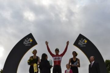 Andre Greipel celebra en el podio su victoria en la última etapa del Tour 2015.