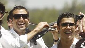 Pauleta, a la izquerda, con Cristiano.