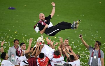 Los jugadores de Qatar mantean al entrenador española, Félix Sánchez. 