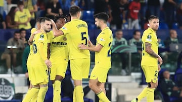 VALENCIA, 27/10/2022.- El delantero nigeriano del Villarreal, Samu Chukwueze (3-i), celebra con sus compañeros tras marcar el 1-1 durante el encuentro del grupo C de Liga Conferencia entre el Villarreal CF y el Hapoel Be'er Sheva FC, este jueves en el Estadio Ciudad de Valencia, en Valencia. EFE/ Domenech Castelló