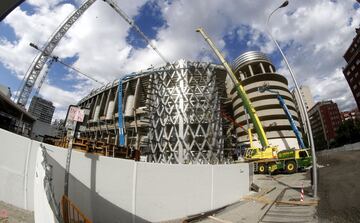 Poco a poco el 'nuevo' Santiago Bernabéu va cogiendo forma. Las obras de remodelación del estadio del conjunto blanco continúan un ritmo imparable. 