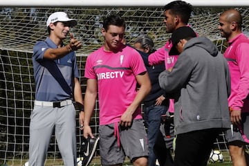 El golfista chileno Joaquin Niemann realiza visita a un entrenamiento del equipo de futbol de Universidad Catolica en el estadio San Carlos de Apoquindo de Santiago, Chile.