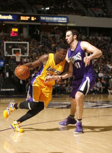 Julius Randle y Kosta Koufos.