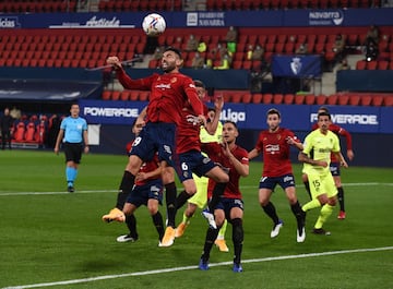 Enric Gallego lo intenta de cabeza. 
