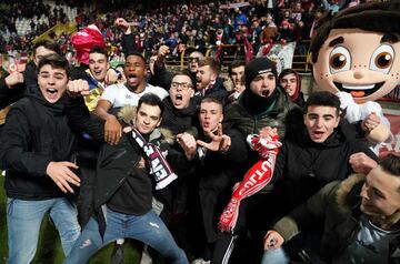 Jugadores y aficionados de la Cultural Leonesa celebraron la victoria y la clasificación a octavos.