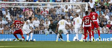Real Madrid 3-2 Granada | Hubo una prolongación en el primer palo de Víctor Díaz y hasta dos jugadores del Granada entraban a rematar en el segundo. Finalmente, fue Duarte el que remató a gol.

