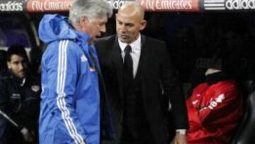 El saludo entre Ancelotti y Jémez.