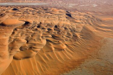 Vista aérea de las dunas de arena del desierto de Rub Al Khali, en Arabia Saudí. 