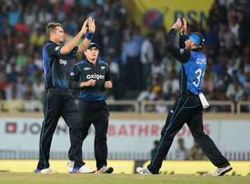 Tim Southee (left) celebrates a wicket with Martin Guptill.