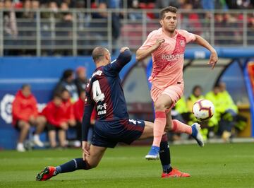 El jugador del Barcelona Sergi Roberto trata de controlar el balón ante el jugador del Eibar Ramis. 