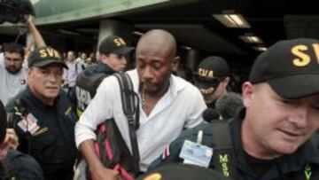 Wanchope, escoltado por la policía en su llegada a Costa Rica.